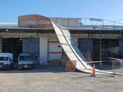 El viento voló el techo del depósito del Correo Argentino: piden la clausura del edificio