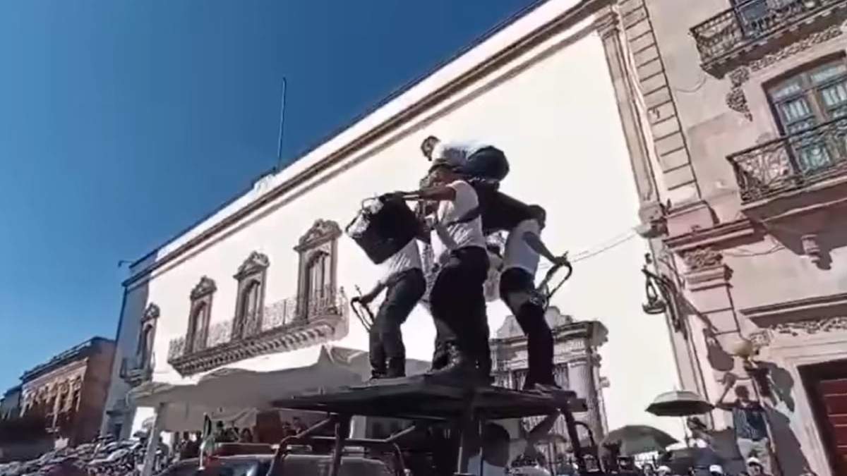 Los policías viales durante la acrobacia