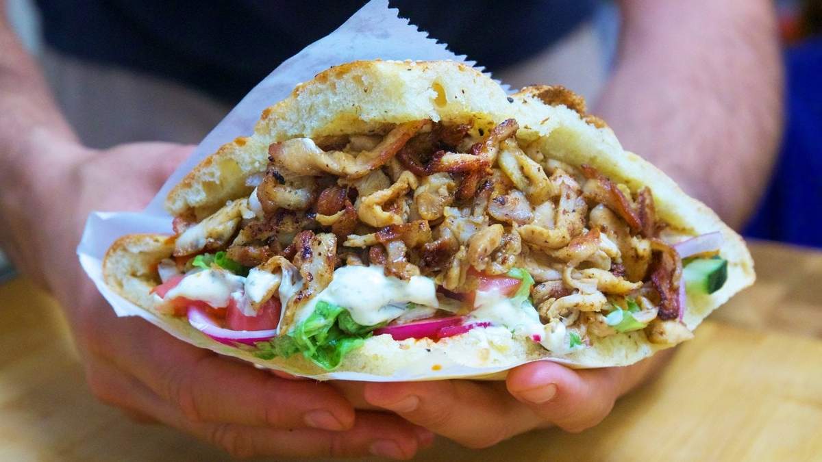 Kebab de pollo. Fuente: (X)