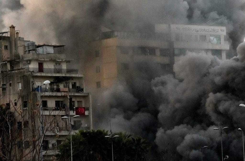 Humo se eleva desde un edificio alcanzado por un ataque israelí, el jueves 12 de marzo de 2026, en el centro de Beirut, Líbano