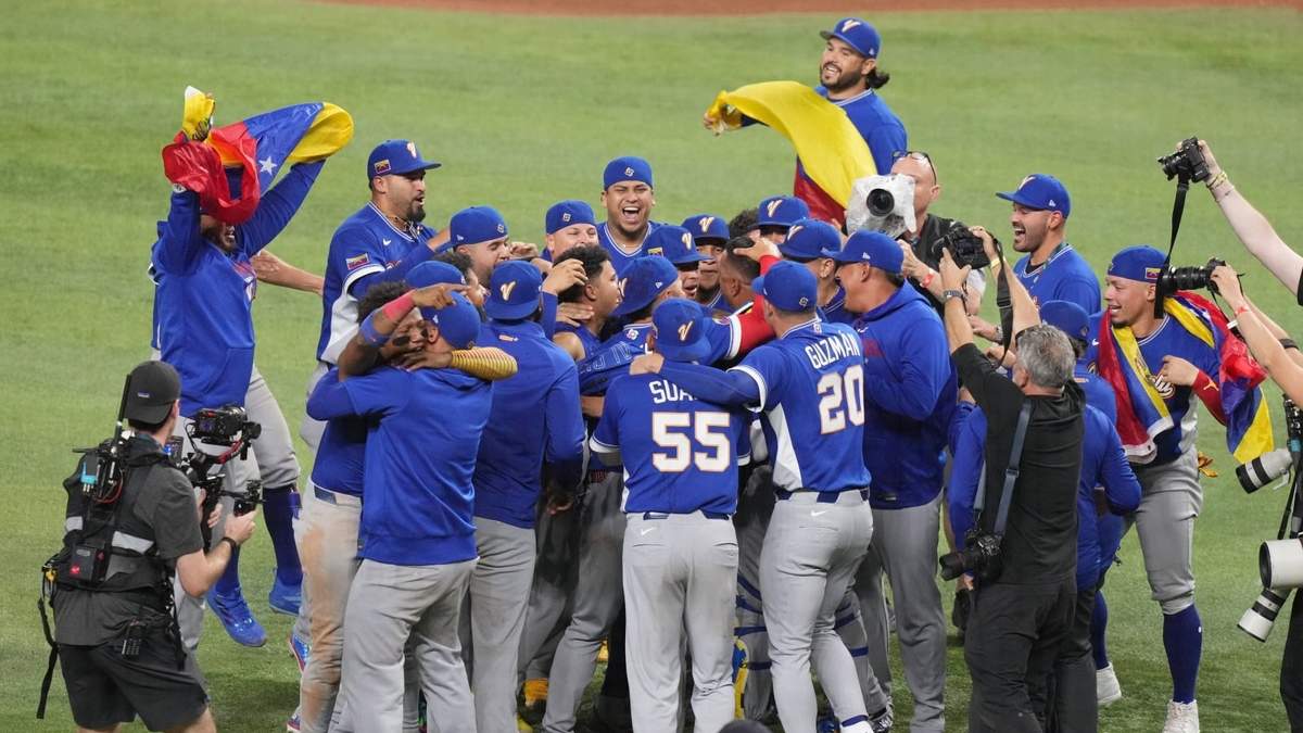 Venezuela celebra tras vencer 3-2 a Estados Unidos en la final del Clásico Mundial de beisbol