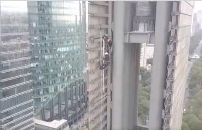 Escalan Estela de Luz en protesta por las desapariciones en México (Videos)