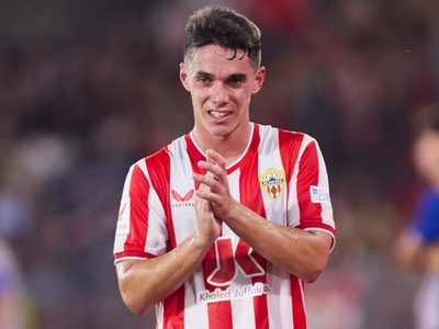 Sergio Arribas, futbolista del Almería, salva a una pareja de ahogarse en el mar