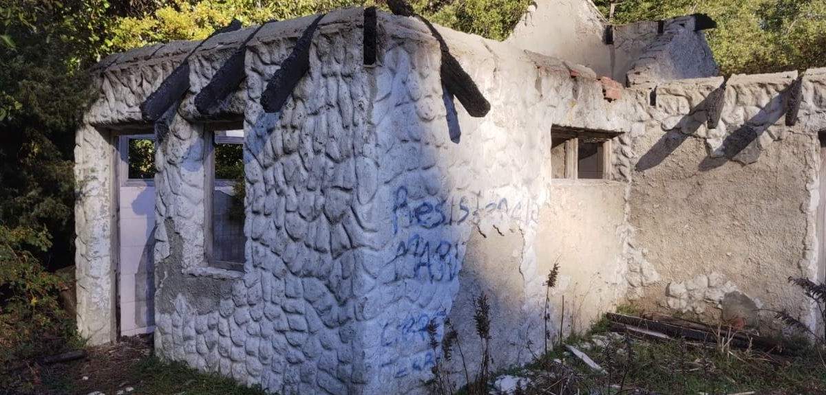 La propiedad fue atacada e incendiada en junio y diciembre de 2009. Fuente: (La Angostura Digital)