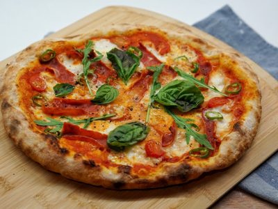 Pizza de masa madre: la receta para hacerla a la piedra y al molde, y que salga perfecta