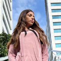 El abrigo de media estación que pisa fuerte esta temporada y promete destronar a los clásicos buzos oversize