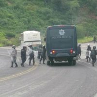 Chocan normalistas de Ayotzinapa y policías estatales: hay 12 estudiantes detenidos y 4 agentes 'rehenes”