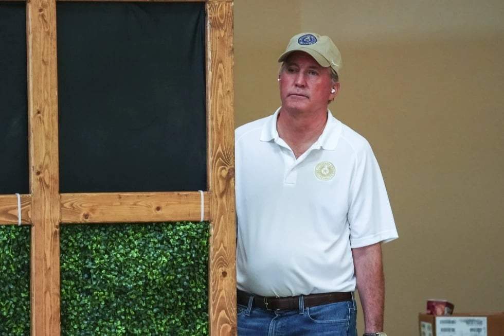 El fiscal general de Texas, Ken Paxton, asiste a una mesa redonda en el Centro de Operaciones Comunitarias, el viernes 11 de julio de 2025 en Kerrville, Texas, donde el presidente Trump y el gobernador Abbott se reunieron con personal de emergencias y funcionarios locales una semana después de una devastadora inundación repentina.