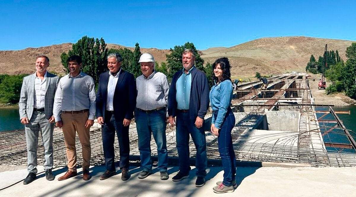 Rolando Figueroa en la obra del nuevo puente. Fuente: (X).
