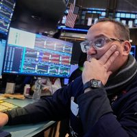 Se dispara la bolsa de EU: el Dow sube mil puntos y bitcoin deja de caer