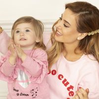 Botitas rosas y sonrisas: Jésica Cirio compartió el look de fin de semana de Chloe y nos enamoró