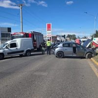 Un choque entre dos vehículos colapsó la circulación a pocos metros de los Puentes Carrereros