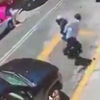 Patrulla acompaña a cuentahabiente y lo deja en la calle donde lo esperan tres ladrones (Video)