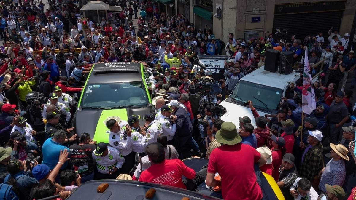 Enfrentamiento entre policías de tránsito y maestros de la CNTE