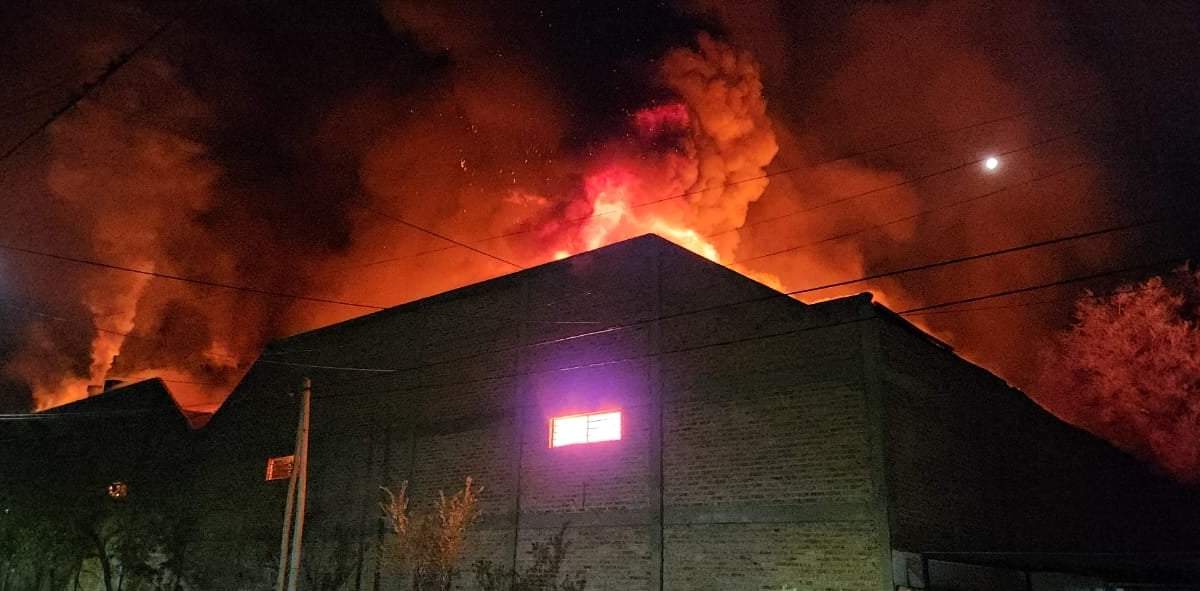 El incendio del galpón se propagó hacia sus alrededores. Fuente: (Javier Manzano)