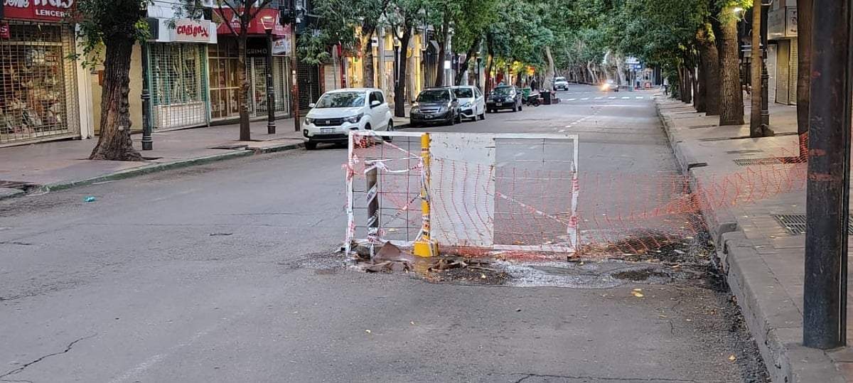 Piden intervención para reparar la calzada y la pérdida.
