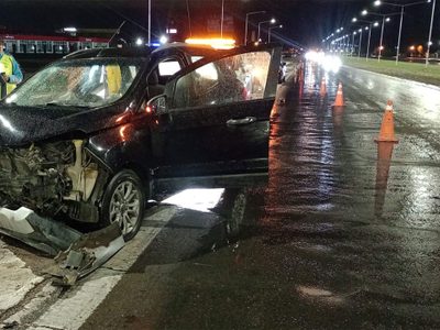 Chocó en el Acceso Este y dio positivo a la alcoholemia