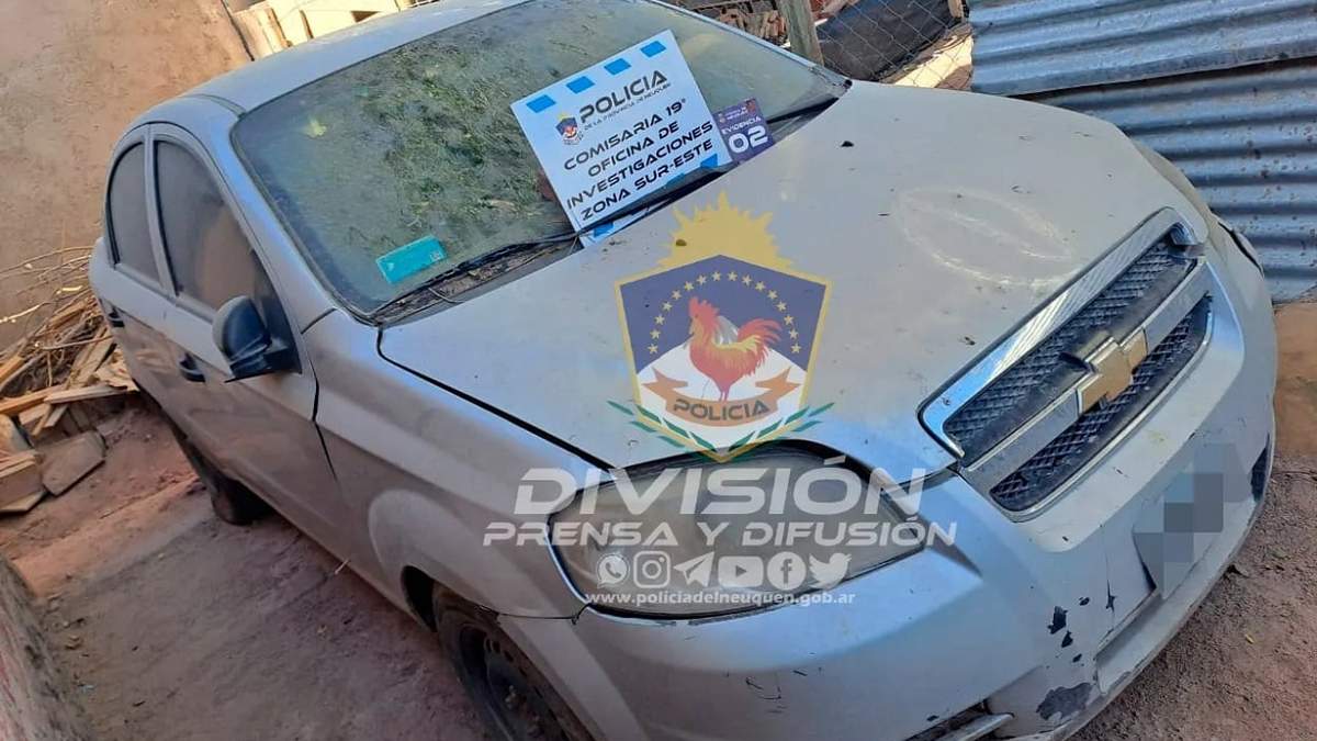 Un auto en total estado de abandono y un arma fueron recuperadas. Fuente: (Policía Neuquén)