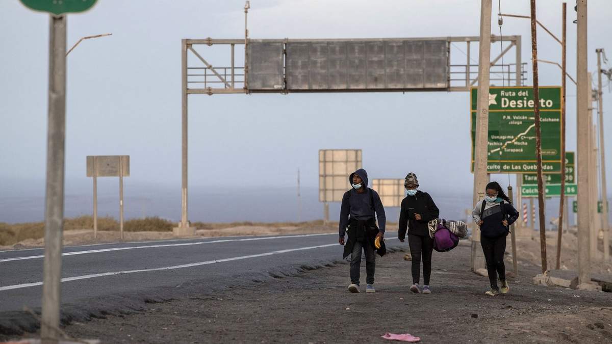 Migrantes intentan llegar a Chile por el deserto de Atacama. Fuente: (Twitter)