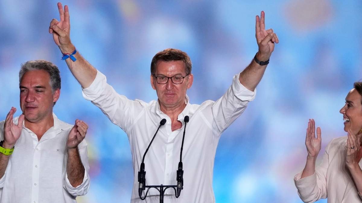 Alberto Núñez Feijoó, líder del conservador Partido Popular, hace un gesto a sus simpatizantes fuera de la sede del partido después de las elecciones generales de España