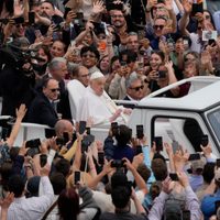 El Papa Francisco emerge de su convalecencia en Pascua y pasea en papamóvil entre la multitud