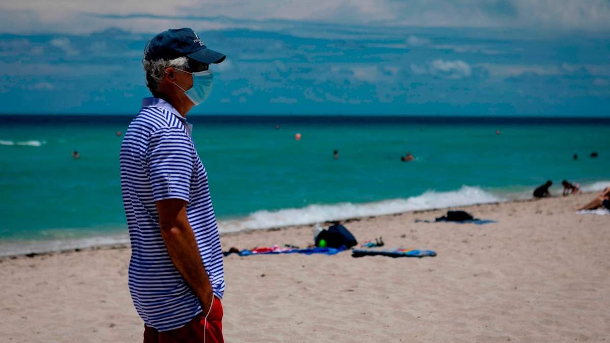 Un residente de Florida camina por las playa de Miami. Fuente: (Twitter)