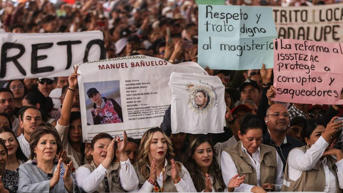 Madres buscadoras de Zacatecas durante el acto de Sheinbaum en la Plaza de Armas de la capital