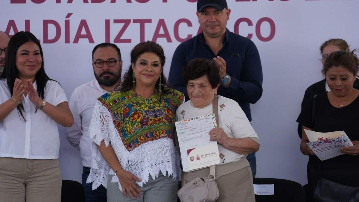 La jefa de Gobierno de la CDMX, Clara Brugada entrega apoyos económicos a familias afectadas por las lluvias