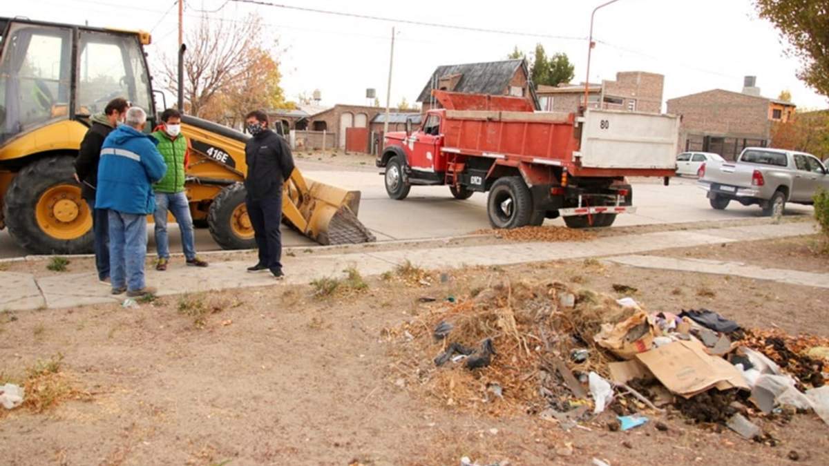 El intendente Koopmann recorre y observa los trabajos que se realizan.