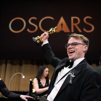 Encuentran Oscar tras perderse al obligar a director a facturarlo en aeropuerto JFK