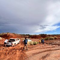 Rescate en la ruta provincial 6: dos camionetas quedaron varadas por una crecida en un cañadón