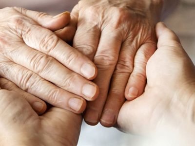 Proponen crear un programa de convivencia solidaria entre estudiantes y adultos mayores