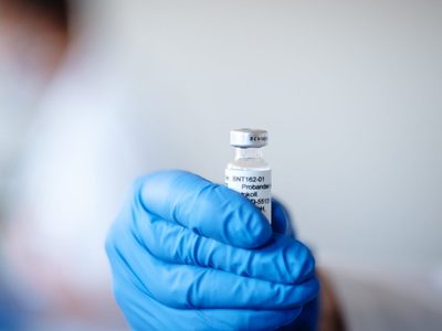 BioNTech rechaza la suspensión de las patentes y propone aumentar de la producción