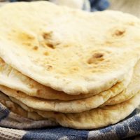 Pan pita en sartén y sin amasar: una receta económica que te salva en cualquier almuerzo o cena