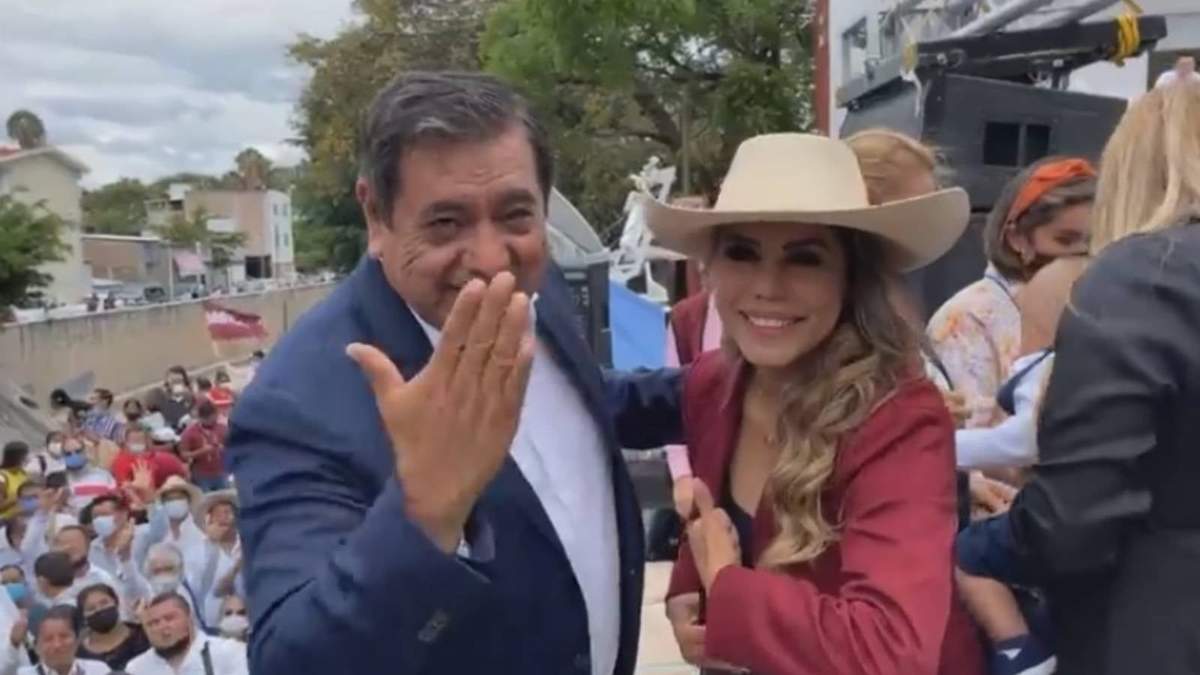 Evelyn, con su padre Félix Salgado en un mitin en Guerrero