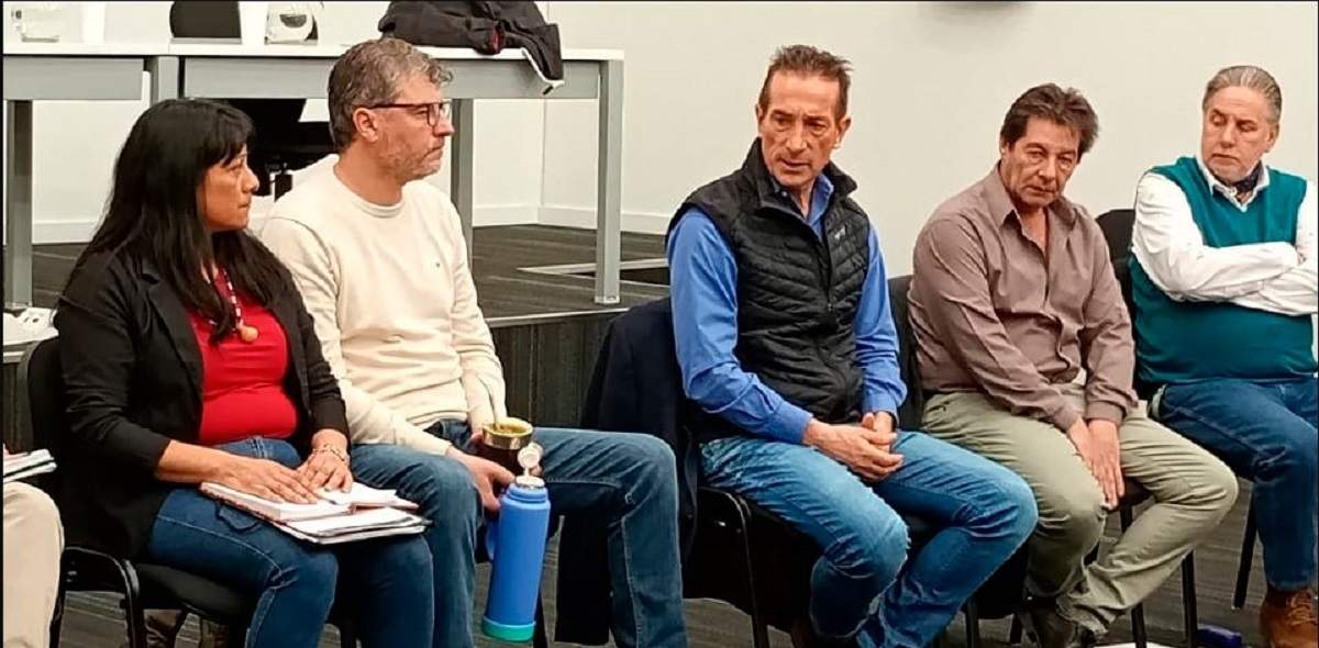 El ministro de Gobierno, Jorge Tobares, en la reunión con representantes de los consejos zonales en Zapala. Fuente: (Gobierno de Neuquén)