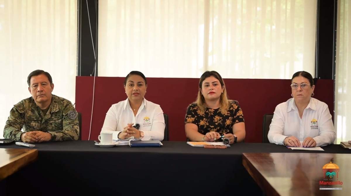 La presidenta municipal de Manzanillo, Griselda Martínez (izq.)