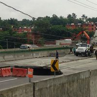 Se abre socavón y cae un auto en el Paso Exprés de la México-Cuernavaca, inaugurado por Peña hace 3 meses