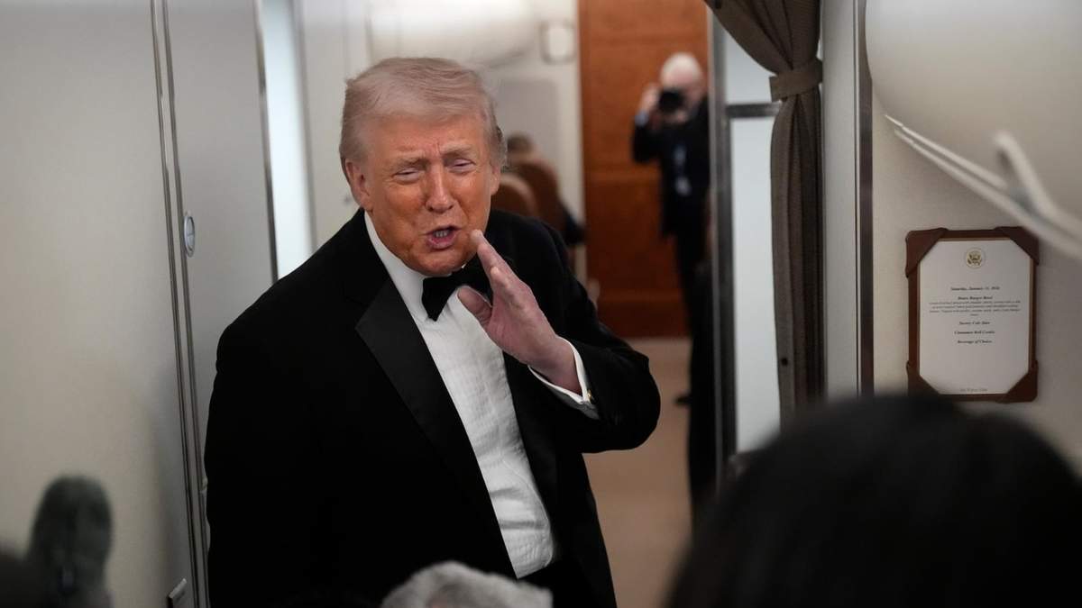 Trump habla con periodistas a bordo del Air Force One