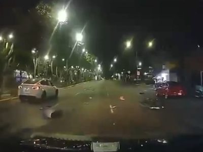 Motociclista muere tras pasarse un semáforo en rojo y chocar contra Tesla en CDMX