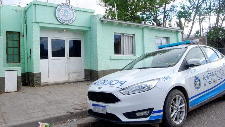 Agredieron a un móvil policial. Fuente: (Twitter)