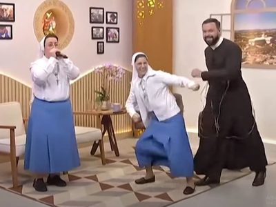Dos monjas improvisaron una sesión de rap con beatbox incluído