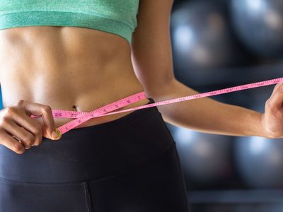 Sin gastar fortuna en el gym: hacé estas rutinas de ejercicios en casa y sin peso para estilizar tu cintura