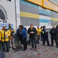Trabajadores de Correo Argentino panfletean en Neuquén capital