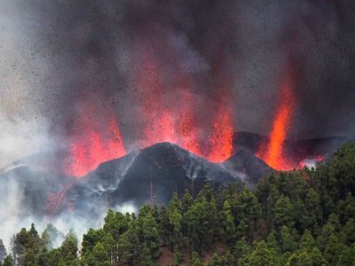 Impresionante: un volcán hizo erupción en la isla canaria de La Palma, en España