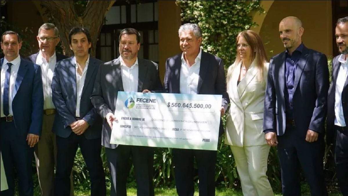 El gobernador, Rolando Figueroa y los representantes de las empresas en la entrega de los fondos. Fuente: (Gobierno de Neuquén)