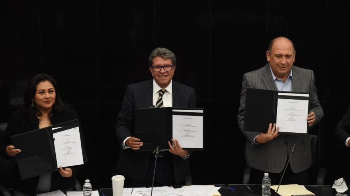 Ricardo Monreal (centro), coordinador de Morena en el Senado