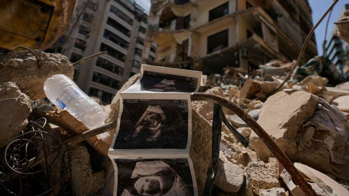 Imágenes de ecografías de un bebé yacen entre los escombros de un edificio destruido que fue alcanzado hace una semana por un bombardeo israelí