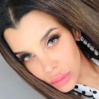 "¡Es un fuego!": Charlotte Caniggia se descuidó al subirse a un cuatriciclo y ¡quedó todo al aire!