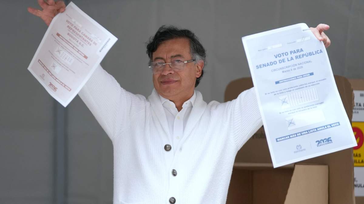 El presidente colombiano Gustavo Petro muestra las papeletas antes de emitir su voto en las elecciones legislativas, en Bogotá, Colombia, el domingo 8 de marzo de 2026